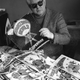 Imagen: el creador de Superman, Joe Shuster, con varios cómics del personaje (1975). AP